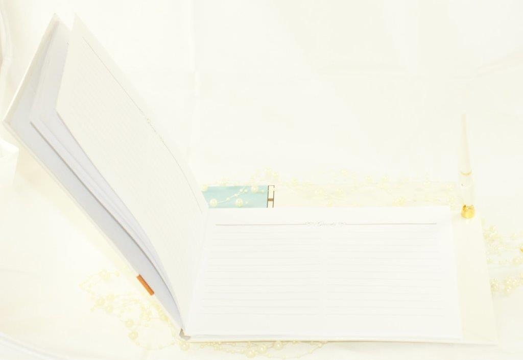 Gästebuch und Stift Herzen