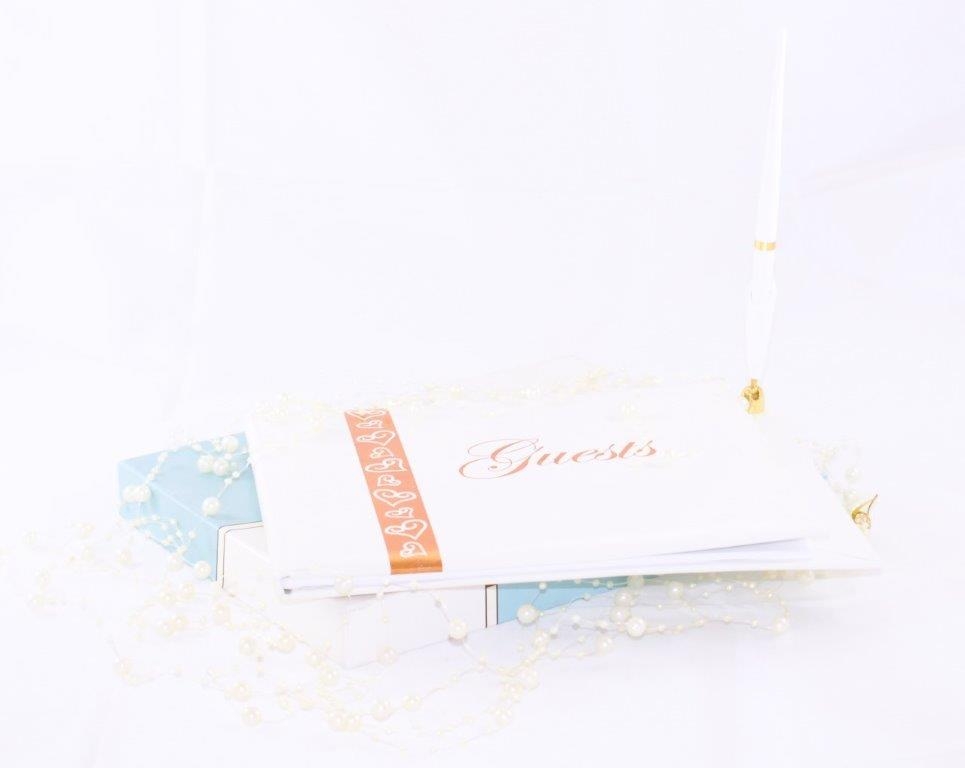 Gästebuch und Stift Herzen